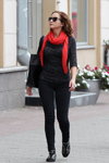 Straßenmode in Minsk. 09/2014 (Looks: roter Schal, schwarzer Pullover, schwarze Hose, Sonnenbrille)