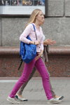 Moda en la calle en Minsk. 09/2014 (looks: bolso azul, vaquero púrpura, sneakers grises)