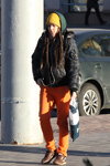 Мороз та сонце. Зимова вулична мода в Мінську (наряди й образи: помаранчеві брюки, дредлоки, жовта трикотажна шапка)