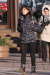 Мороз и солнце. Зимняя уличная мода в Минске (наряды и образы: чёрные джинсы, серая камуфляжная куртка)