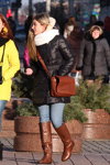 Moda en la calle en Minsk. 12/2014 (looks: chaqueta amarilla, bolso negro, vaquero azul claro, , bufanda negra, chaqueta negra, bufanda blanca, botas marrónes, bolso marrón, vaquero azul claro)