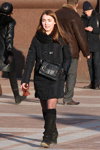 Мороз и солнце. Зимняя уличная мода в Минске (наряды и образы: чёрные сапоги, чёрные гетры, чёрная сумка, чёрные прозрачные колготки, чёрное пальто)