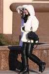 Мороз и солнце. Зимняя уличная мода в Минске (наряды и образы: чёрная сумка, чёрные сапоги)