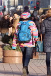 Moda uliczna w Mińsku. 12/2014 (ubrania i obraz: plecak niebieski, kurtka wielokolorowa)