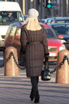 Straßenmode in Minsk. 12/2014 (Looks: schwarze Handtasche, schwarze Stiefel, blonde Haare, brauner gesteppter Mantel)