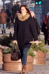 Мороз и солнце. Зимняя уличная мода в Минске (наряды и образы: коричневая сумка, синие джинсы)