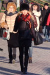 Straßenmode in Minsk. 12/2014 (Looks: schwarze Handtasche)