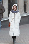Straßenmode in Minsk. 12/2014 (Looks: , weißer gesteppter Mantel mit Reißverschluss, rote Handtasche)