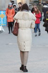 Moda en la calle en Minsk. 12/2014 (looks: pantis beis, abrigo blanco)