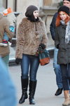 Мороз та сонце. Зимова вулична мода в Мінську (наряди й образи: сіні джинси, чорні чоботи)