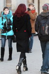 Мороз и солнце. Зимняя уличная мода в Минске (наряды и образы: чёрное пальто, чёрные сапоги)