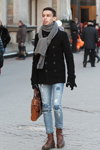 Мороз и солнце. Зимняя уличная мода в Минске (наряды и образы: чёрное пальто, коричневые сапоги, серый шарф, голубые рваные джинсы)