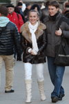 Мороз та сонце. Зимова вулична мода в Мінську (наряди й образи: коричнева дублянка, білі брюки, білий шарф, білі чоботи, сіні джинси)