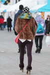 Moda en la calle en Minsk. 12/2014 (looks: bolso coral, pantalón de color berenjena)