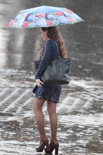 Moda uliczna w Mińsku. 06/2014 (ubrania i obraz: parasol niebieski kwiecisty, torebka czarna)