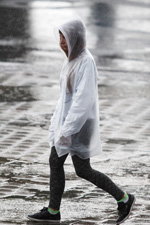 Вулична мода під дощем. Мінськ. Літо 2014
