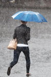 Вулична мода під дощем. Мінськ. Літо 2014 (наряди й образи: сіній парасоль)
