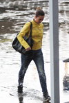 Moda uliczna w Mińsku. 06/2014 (ubrania i obraz: jeansy niebieskie, torebka czarna, skórzana kurtka żółta)