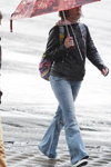 Moda uliczna w Mińsku. 06/2014 (ubrania i obraz: jeansy błękitne rozkloszowane, kurtka czarna, plecak w kratę)