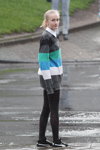 Moda uliczna w Mińsku. 06/2014 (ubrania i obraz: pulower pasiasty, rajstopy czarne, tenisówki czarne)