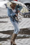 Moda uliczna w Mińsku. 06/2014 (ubrania i obraz: top biały, kurtka dżinsowa błękitna, jeansy z podartymi nogawkami błękitne, torebka biała)