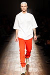 Показ Artem Shumov — Aurora Fashion Week Russia SS16 (наряды и образы: белая футболка, красные спортивные брюки)