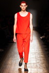 Pokaz Artem Shumov — Aurora Fashion Week Russia SS16 (ubrania i obraz: podkoszulek czerwony, spodnie czerwone)