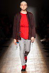Pokaz Artem Shumov — Aurora Fashion Week Russia SS16 (ubrania i obraz: skarpetki czerwone, spodnie sportowe szare)