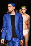 Показ Artem Shumov — Aurora Fashion Week Russia SS16 (наряды и образы: синий костюм, чёрная футболка)