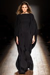 Desfile de Ianis Chamalidy — Aurora Fashion Week Russia SS16 (looks: vestido de noche negro)