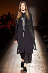 Desfile de Lilia Kisselenko — Aurora Fashion Week Russia SS16 (looks: abrigo negro)