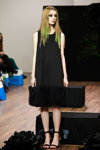 Präsentation von SO NUMBER ONE — Aurora Fashion Week Russia SS16 (Looks: schwarzes Kleid, schwarze Sandaletten)
