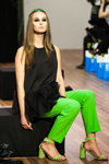 Презентація SO NUMBER ONE — Aurora Fashion Week Russia SS16 (наряди й образи: чорний топ, салатові брюки, салатові босоніжки)