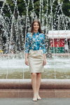 Купальский показ нарядов от белорусского легпрома (наряды и образы: цветочная сине-белая блуза, бежевая юбка, белые босоножки)