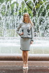 Купальский показ нарядов от белорусского легпрома (наряды и образы: серый женский костюм (жакет, юбка), белые туфли)
