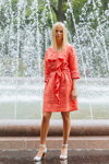 Maria Smargun. Modenschau von BelLegProm 2015 (Looks: korallenrotes Kleid, weiße Pumps)