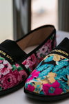Moleca. Шоу-рум бразильской обуви: Beira Rio и Zaxy (наряды и образы: цветочные туфли)
