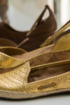 Lilly`s Closet. Шоу-рум бразильской обуви: Cristofoli, Dumond, Grendha, Lilly`s Closet и Ortope (наряды и образы: золотые эспадрильи)