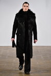 Desfile de Asger Juel Larsen — Copenhagen Fashion Week AW15/16 (looks: abrigo negro, pantalón negro)