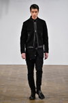 Показ Asger Juel Larsen — Copenhagen Fashion Week AW15/16 (наряды и образы: чёрные брюки, чёрная куртка)