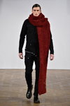 Показ Asger Juel Larsen — Copenhagen Fashion Week AW15/16 (наряды и образы: чёрные брюки, бордовый шарф, чёрная куртка)