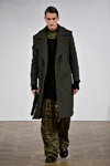Desfile de Asger Juel Larsen — Copenhagen Fashion Week AW15/16 (looks: abrigo gris)