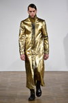 Desfile de Asger Juel Larsen — Copenhagen Fashion Week AW15/16 (looks: abrigo dorado)