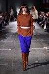 Desfile de Designers Remix — Copenhagen Fashion Week AW15/16 (looks: jersey marrón, pantalón de color azul aciano, botas marrónes)