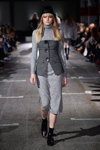 Desfile de Designers Remix — Copenhagen Fashion Week AW15/16 (looks: vestido gris)