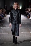 Desfile de Designers Remix — Copenhagen Fashion Week AW15/16 (looks: calcetines negros, sandalias de tacón negras, pantalón culotte de cuadros negro, cazadora de piel negra)