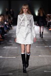 Desfile de Designers Remix — Copenhagen Fashion Week AW15/16 (looks: vestido blanco corto, botas negras, calcetines largos blancos)