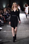 Desfile de Designers Remix — Copenhagen Fashion Week AW15/16 (looks: vestido negro, calcetines largos negros, sandalias de tacón negras)