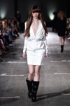 Pokaz Designers Remix — Copenhagen Fashion Week AW15/16 (ubrania i obraz: sukienka z dekoltem mini biała, kozaki czarne)