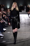 Desfile de Designers Remix — Copenhagen Fashion Week AW15/16 (looks: jersey negro, falda negra, botas negras)